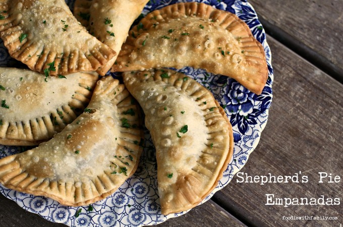 Shepherd's Pie Empanadas {beef, gravy, corn, peas, and mashed potato stuffed in a flaky, golden brown crust} from foodiewithfamily.com