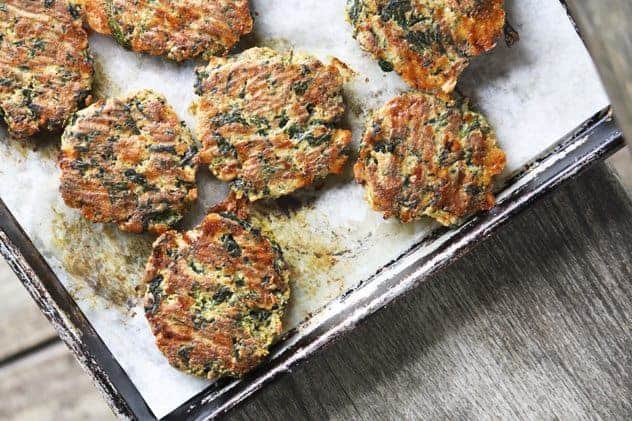 https://www.foodiewithfamily.com/wp-content/uploads/2011/08/spinach_bacon_cheddar_bites3.jpg
