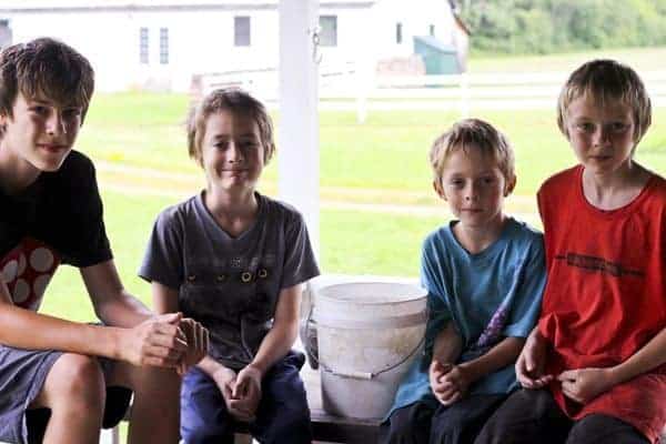 boys with crawfish | www.foodiewithfamily.com