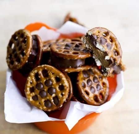 2-ingredient Reese's Pretzel Bites at www.foodiewithfamily.com