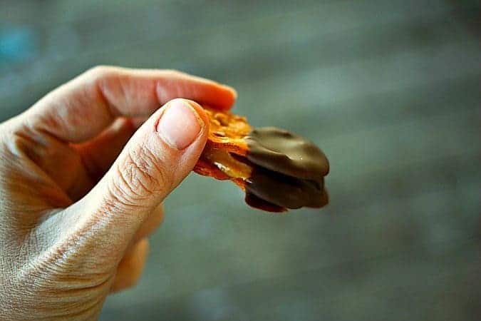 Chocolate Covered Peanut Butter Pretzel Sandwiches #PeanutButter #Chocolate #Pretzels foodiewithfamily.com