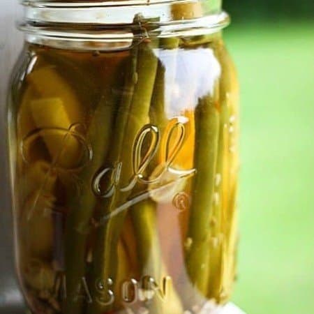 Pickled Green Beans: Dilly Beans {a simple canning project} from foodiewithfamily.com