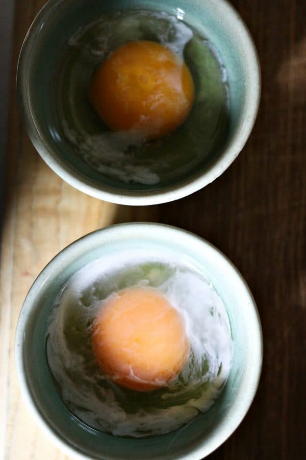How to perfectly poach an egg from foodiewithfamily.com