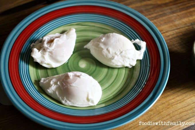 How to perfectly poach an egg from foodiewithfamily.com