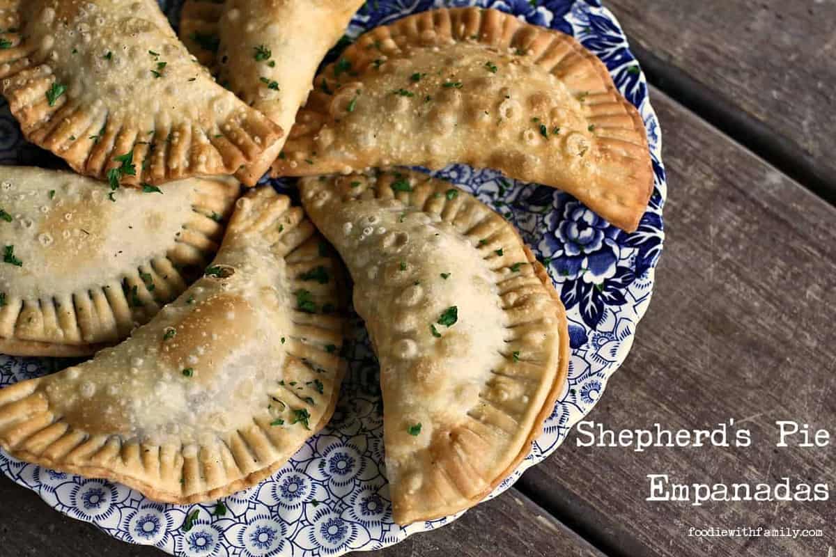 Shepherd's Pie Empanadas {beef, gravy, corn, peas, and mashed potato stuffed in a flaky, golden brown crust} from foodiewithfamily.com
