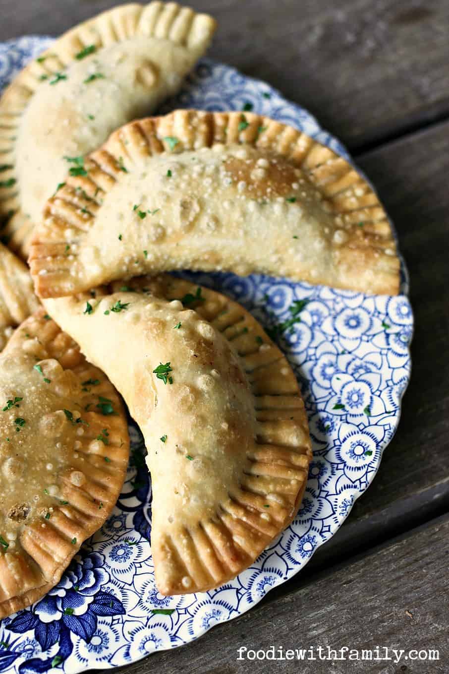 Shepherd's Pie Empanadas {beef, gravy, corn, peas, and mashed potato stuffed in a flaky, golden brown crust} from foodiewithfamily.com