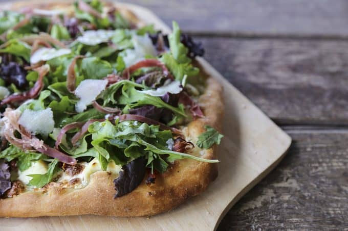 Figgy Pig Pizza - Tuscan Style Prosciutto, fig jam, and greens pizza from foodiewithfamily.com #client #DaVinciStoryteller