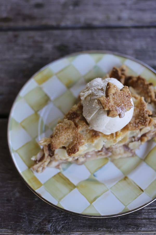 Maple Chai Apple Pie: Creamy, rich, chai spiced apple pie.