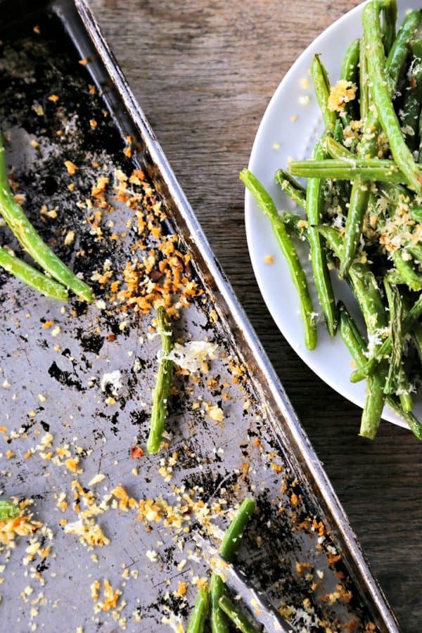 Garlic Parmesan Green Beans: Simple roasted green beans irresistibly coated in crispy garlic, parmesan breadcrumbs.