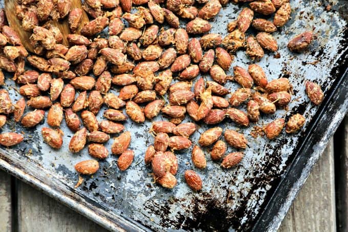 Roasted Parmesan Garlic Almonds: Super savoury, crunchy, crave-worthy, and nutritious to boot. That sounds like the perfect snack food to me!