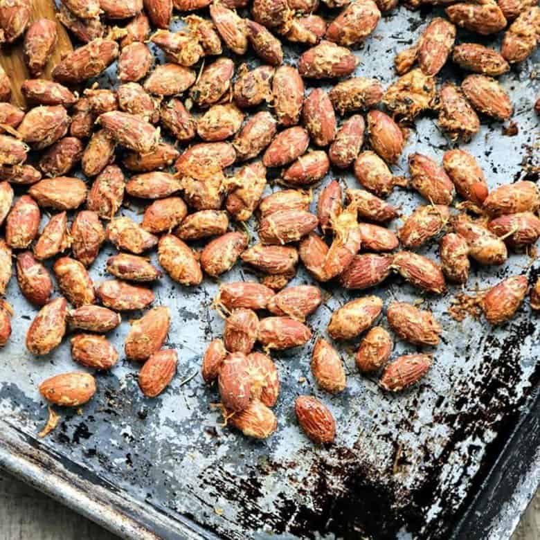 Roasted Parmesan Garlic Almonds: Super savoury, crunchy, crave-worthy, and nutritious to boot. That sounds like the perfect snack food to me!