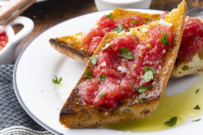 https://www.foodiewithfamily.com/wp-content/uploads/2022/07/pan-con-tomate-2-680x453.jpg