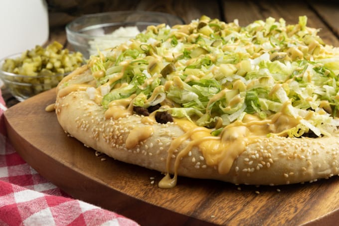 Big Mac Pizza brings the classic “two all beef patties, special sauce, lettuce, cheese, pickles, onions, on a sesame seed bun” taste that you love to pizza in this irresistible recipe! It’s got that craveable fast-food flavour but made fresher than the real thing in your own home for pizza night.