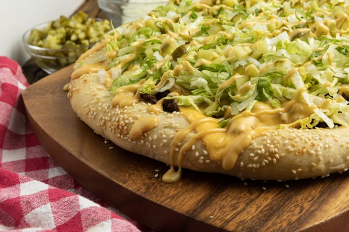 Big Mac Pizza brings the classic “two all beef patties, special sauce, lettuce, cheese, pickles, onions, on a sesame seed bun” taste that you love to pizza in this irresistible recipe! It’s got that craveable fast-food flavour but made fresher than the real thing in your own home for pizza night.