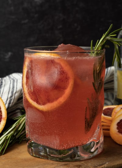 This sophisticated rosemary cocktail is the perfect way to elevate your happy hour. Light, fizzy, and refreshing, this perfect cocktail marries fresh citrus to fragrant rosemary. 