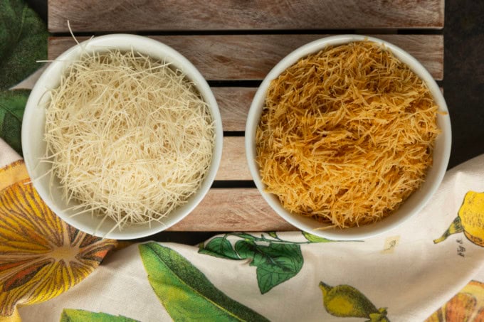 Raw and toasted kataifi in two bowls