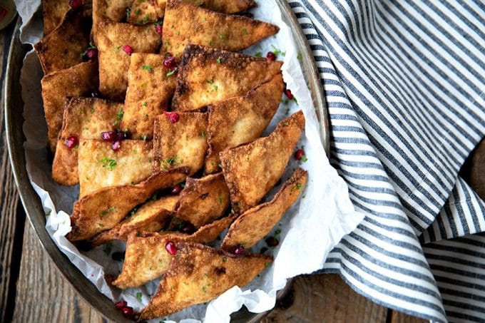Crispy, crunchy wontons stuffed with an irresistible filling of cream cheese, crab meat, savoury bacon, and zingy horseradish make this a great twist on the classic Crab Rangoon.